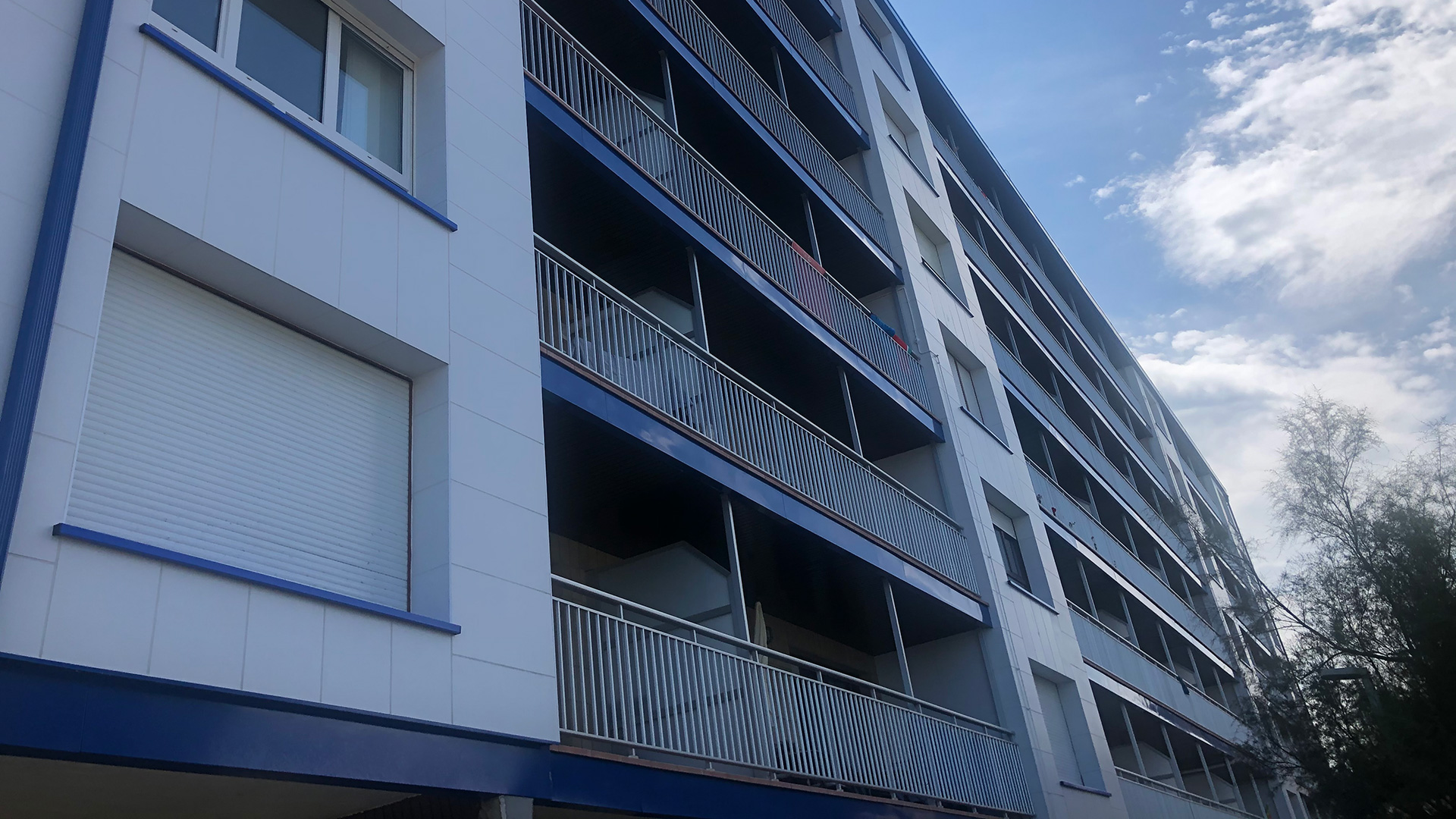 Rehabilitación de fachada y barandillas de edificio en Bakio